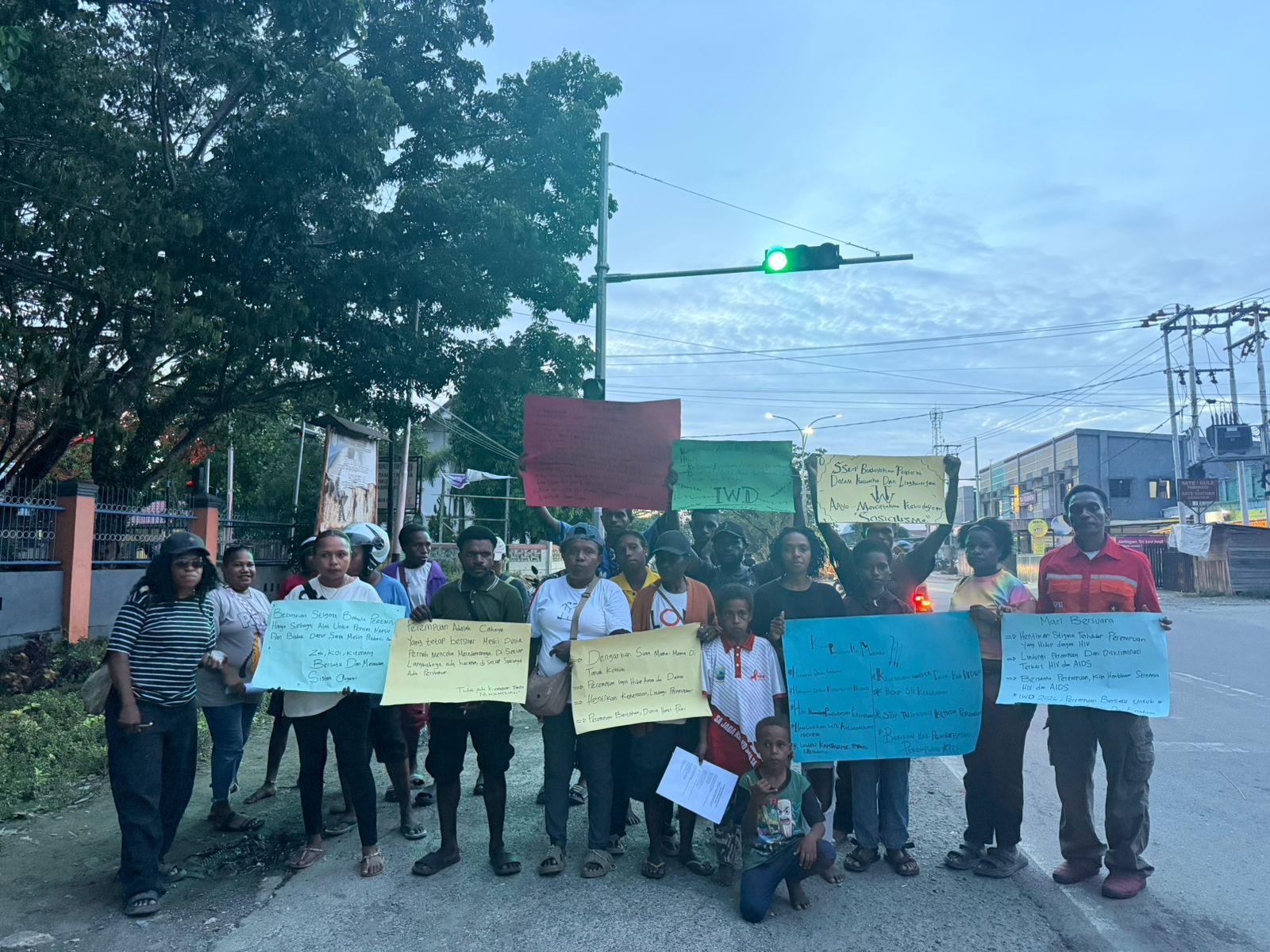 Foto bersama usai Massa aksi menggelar aksi bisu di lampu merah depan SMP YPPK Santo Antonius Nabire. (CEPOSONLINE.COM/THERESIA F. TEKEGE)  