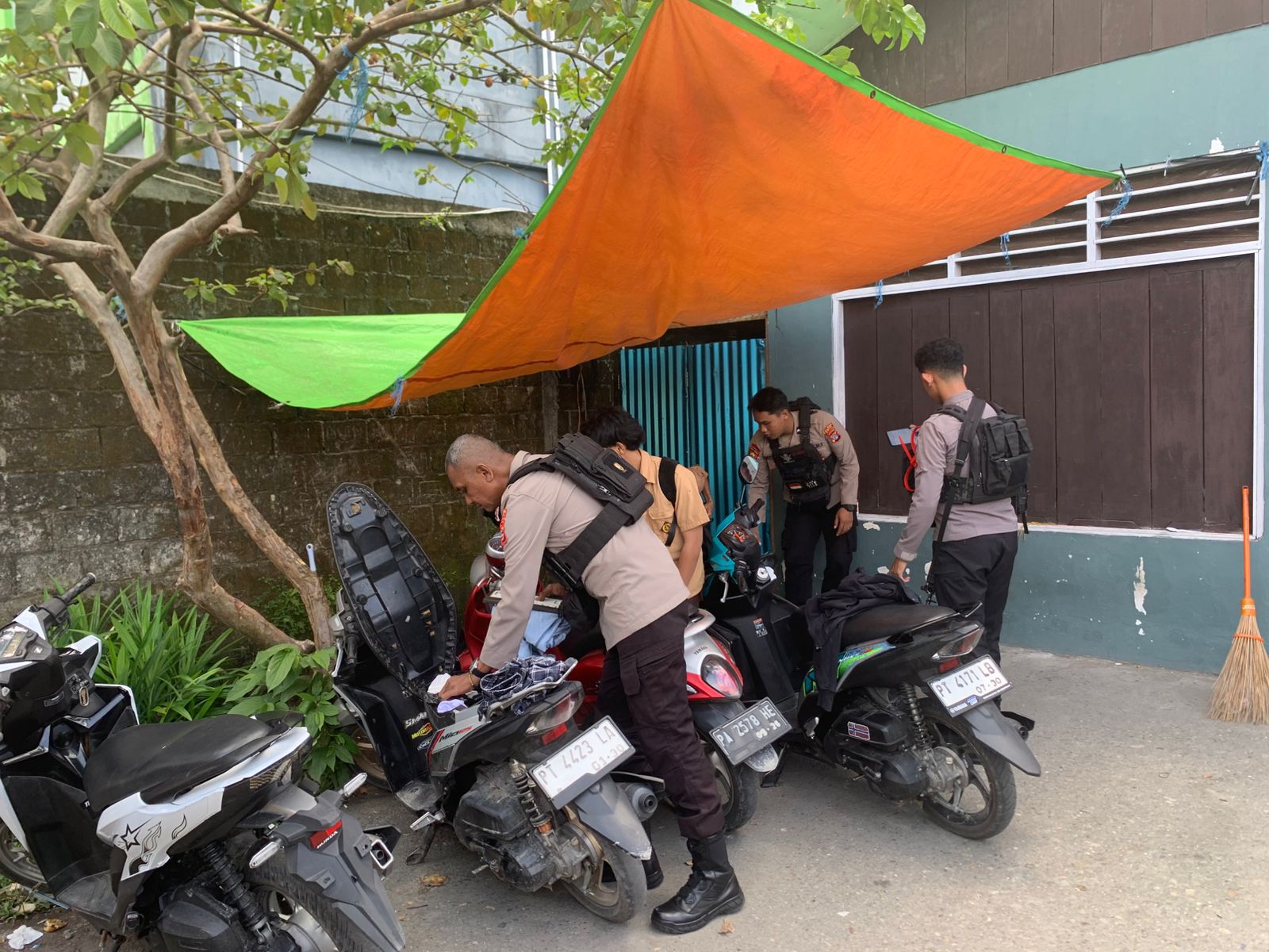 Polisi saat merespon aksi saling serang di depan SMK Petra Timika, Sabtu (7/3/2026). (Ceposonline.com/ Humas Polres Mimika).