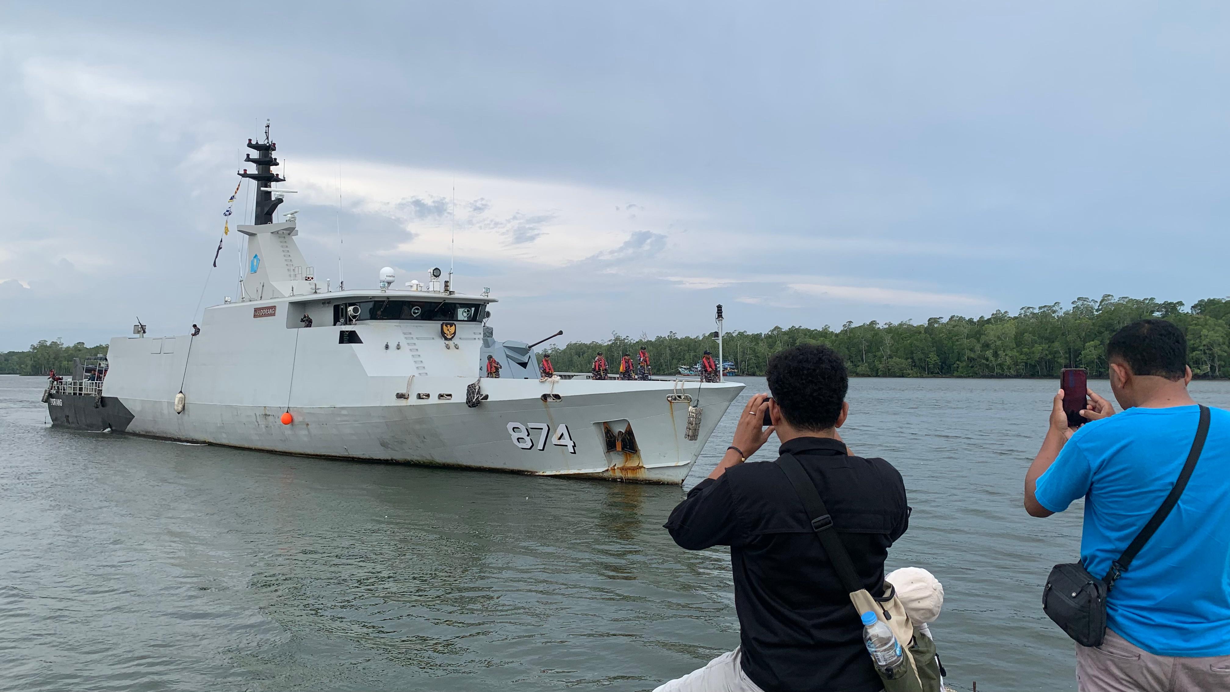 KRI Dorang-874 yang tergabung dalam Satuan Tugas (Satgas) Operasi Trisila 2026 resmi bersandar di Dermaga Poumako, Kabupaten Mimika, Sabtu (07/03/2026). (CEPOSONLINE.COM/MOH. WAHYU WELERUBUN).