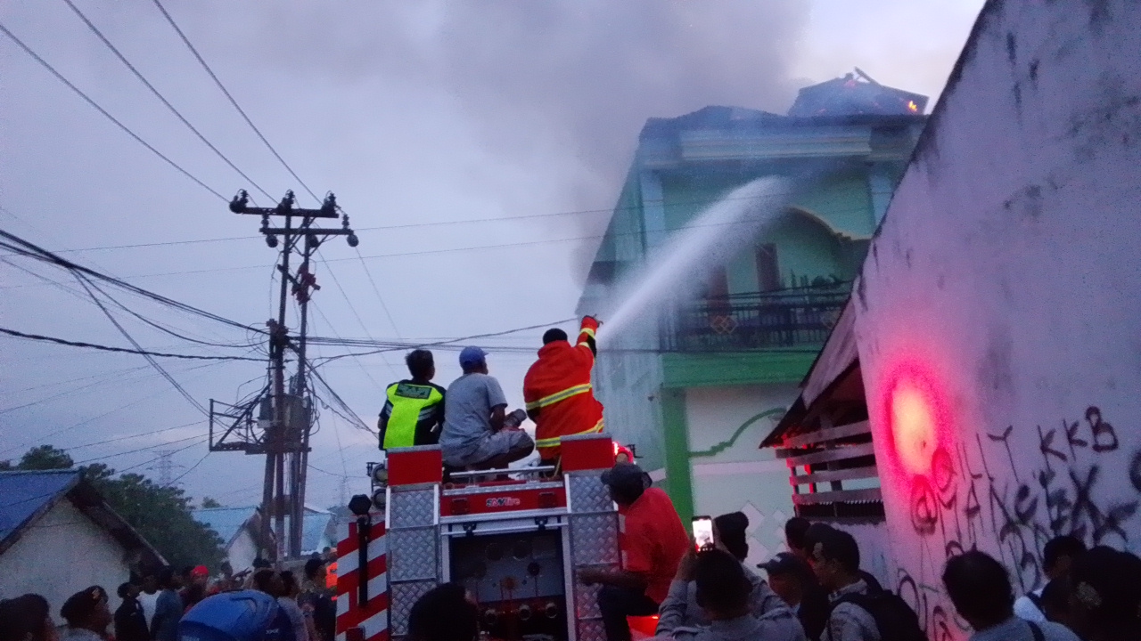 Para petugas Damkar dan anggota Polres Jayapura saat melakukan upaya pemadaman api yang melalap sebuah rumah warga di BTN Doyo Grand Jalur 4, Sabtu (7/3/2026). (Yohana_CEPOSONLINE.COM).