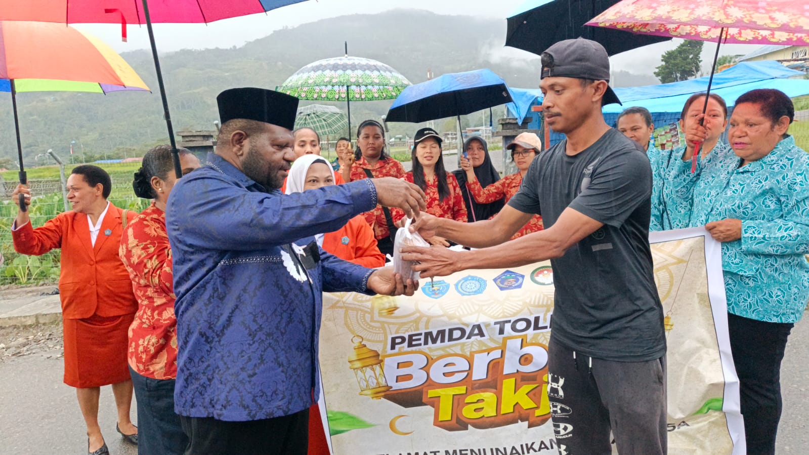Sekretaris Daerah Kabupaten Tolikara, Dr. Yosua Noak Duw saat membagikan takjil ke umat muslim yang berpuasa, di Karubaga, Sabtu (7/3/2026). (Ceposonline com/Dosmkomdigi Tolikara)