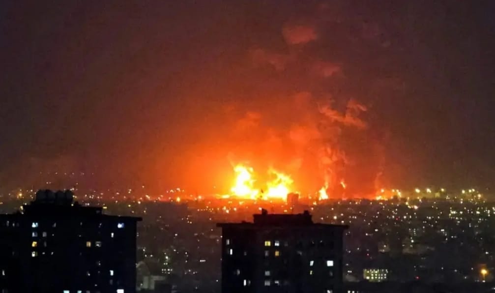 Ledakan dan kobaran api terlihat setelah militer Israel menyerang sejumlah kompleks penyimpanan bahan bakar di Teheran, Iran, Sabtu (7/3). Foto: (The New York Times) -