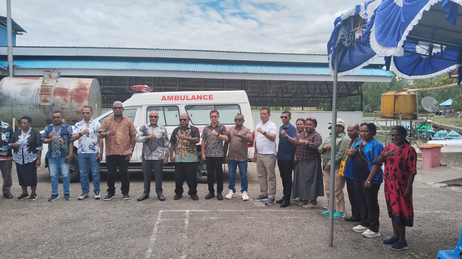 Wakil Gubernur Papua Tengah, Deinas Geley saat menyerahkan ambulans di Timika. (CEPOSONLINE.COM/Anis Labene For Cepos).