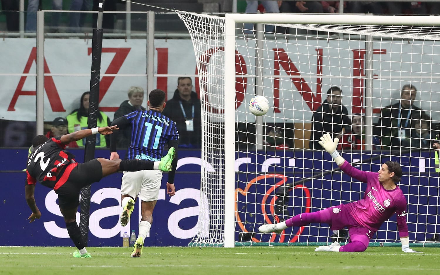 pemain AC Milan, Pervis Estupinan mencetak gol semata wayang dalam laga derby della madonnina di San Siro, Minggu (8/3/2026) waktu setempat.