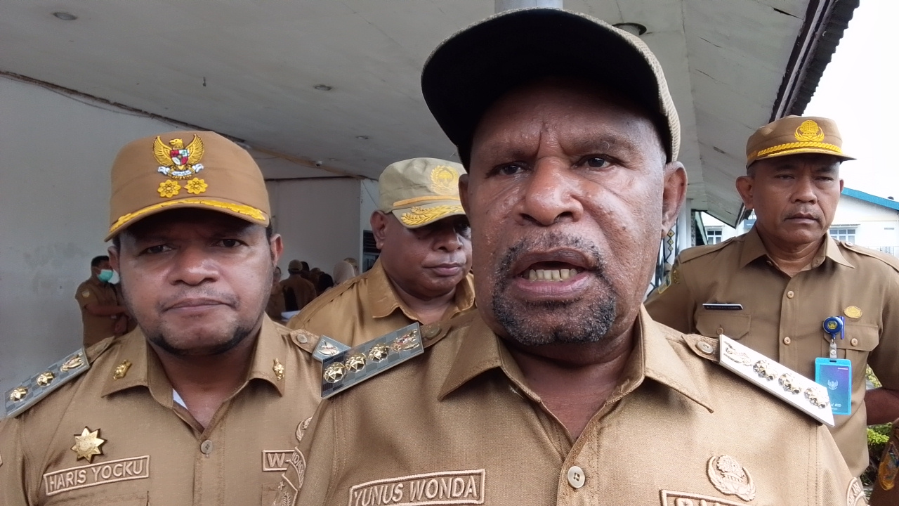 Bupati Jayapura Yunus Wonda, didampingi Wakil Bupati Jayapura Haris R. Yocku saat memberikan keterangan pers terkait pembayaran THR dan TPP, Senin (9/3/2026). (Yohana_CEPOSONLINE.COM)