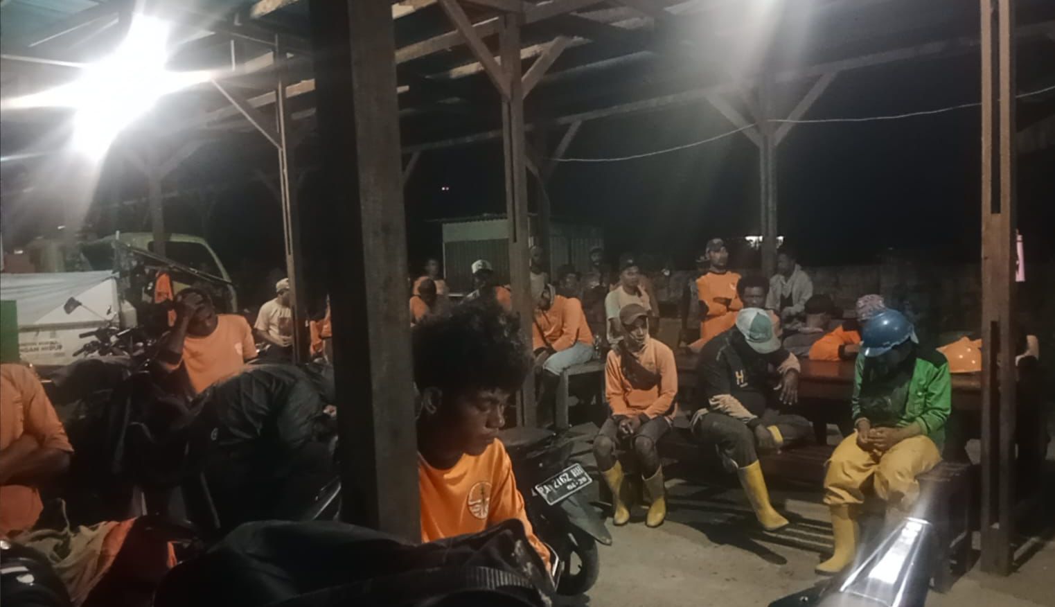 Petugas DLH yang mogok kerja dan sedang berkumpul di Unit Kerja DLH Mimika di Jalan Cenderawasih, Mimika, Papua Tengah. (Foto/ Istimewa).