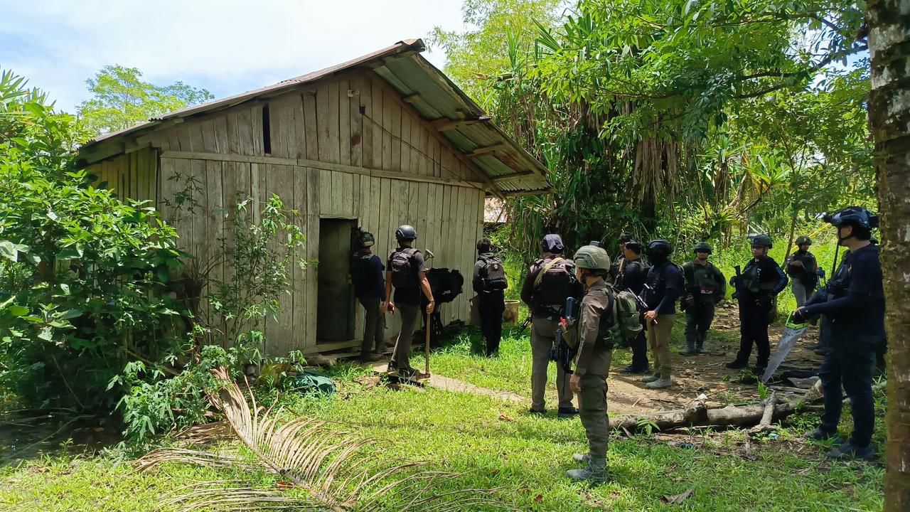 Momen petugas melakukan penggeledahan di kediaman Nenak Kobak, Sabtu 7 Maret 2026, (Foto: Satgas Humas ODC 2026).
