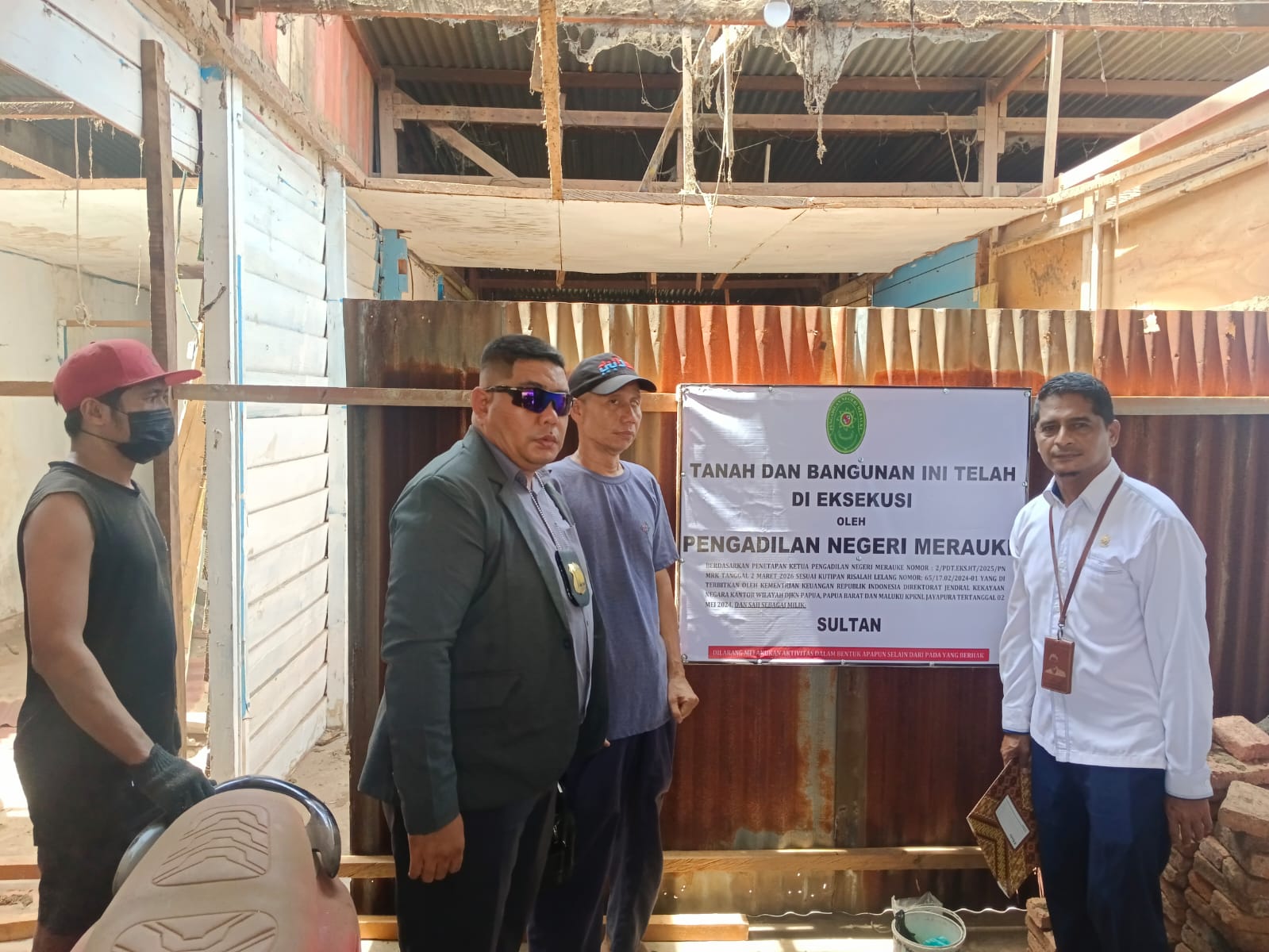 Panitera Pengadilan Negeri Merauke sebagai eksekutor (baju putih saat melakukan eksekusi atas lahan dan bangunan di Pasar Baru, Jalan Pemuda Merauke, Senin (9/3/2026). (Ceposonkine.com/Sulo )