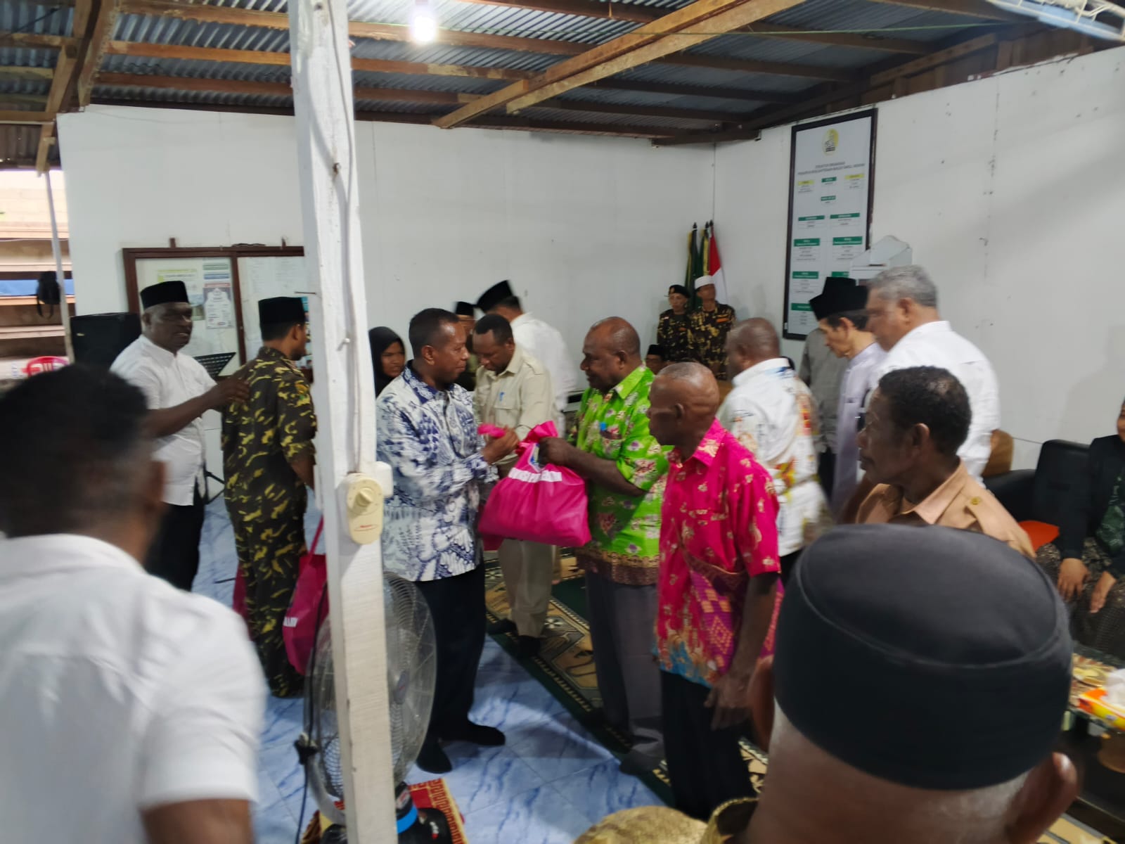 Safari Ramadan di Boven Digoel, Gubernur Apolo Safanpo Beri Bantuan 500 Paket Sembako dan Uang Rp 100 Juta