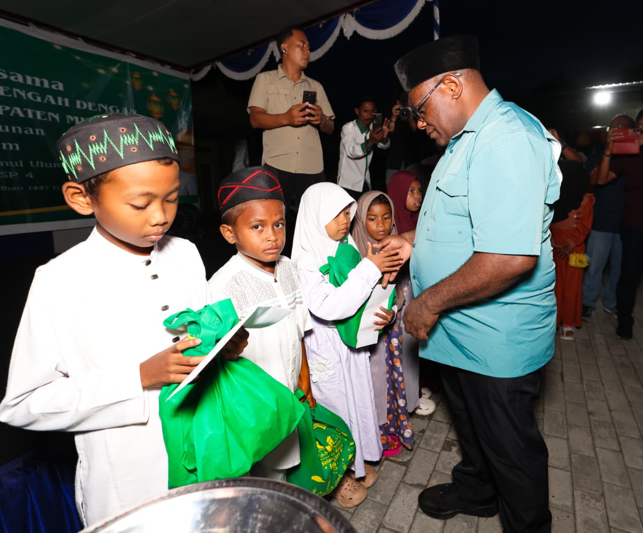 Gubernur Papua Tengah, Meki Nawipa saat menyerahkan santunan kepada anak-anak Yatim Piatu. (CEPOSONLINE.COM/HUMAS PEMPROV)