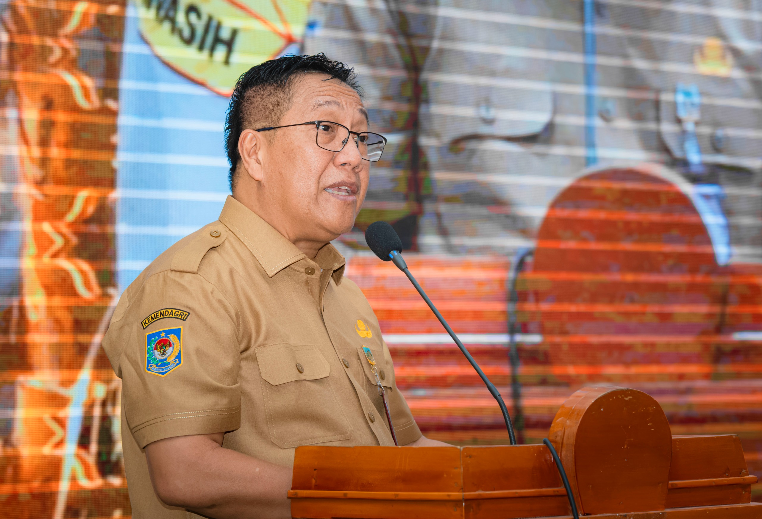 Pj. Sekda Papua Tengah, dr. Silwanus Sumule saat membuka Rapat Koordinasi Pengembangan Kompetensi Aparatur Sipil Negara Regional Papua Tahun 2026 di Ballroom kantor Gubernur Papua Tengah.