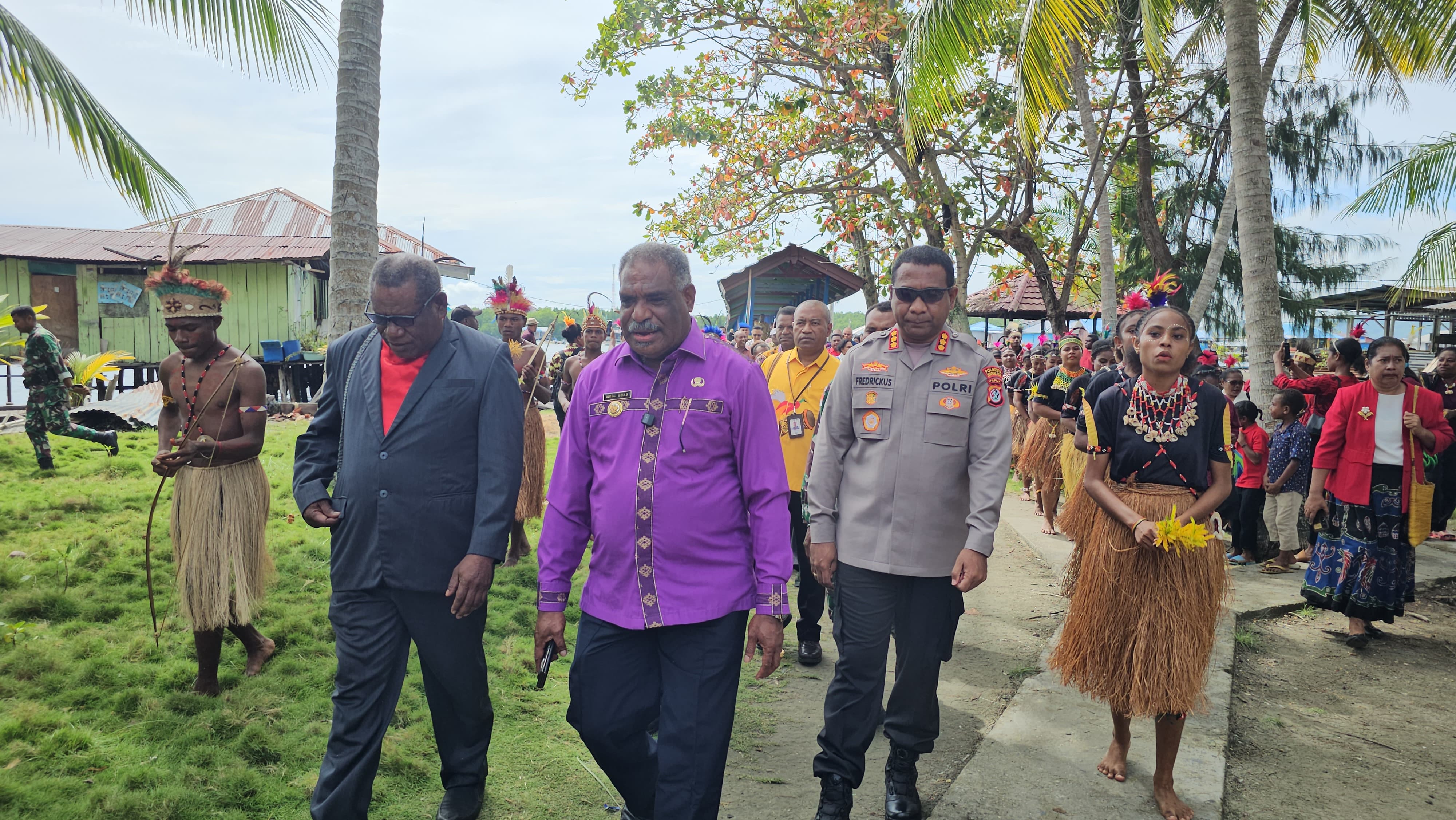 Wali Kota Jayapura, Abisai Rollo bersama rombongan saat tiba di Pulau Metu Debi, Selasa (10/3/2026) pagi. (CEPOSONLINE.COM/HANS PALEN).  