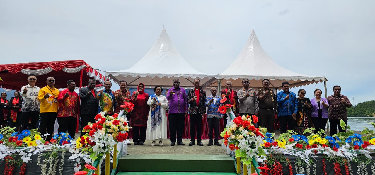 Wali Kota Jayapura, Abisai Rollo bersama Wakil Wali Kota, Rustan Saru dan para pendeta saat foto bersama usai ibadah. (CEPOSONLINE.COM/HANS PALEN).  