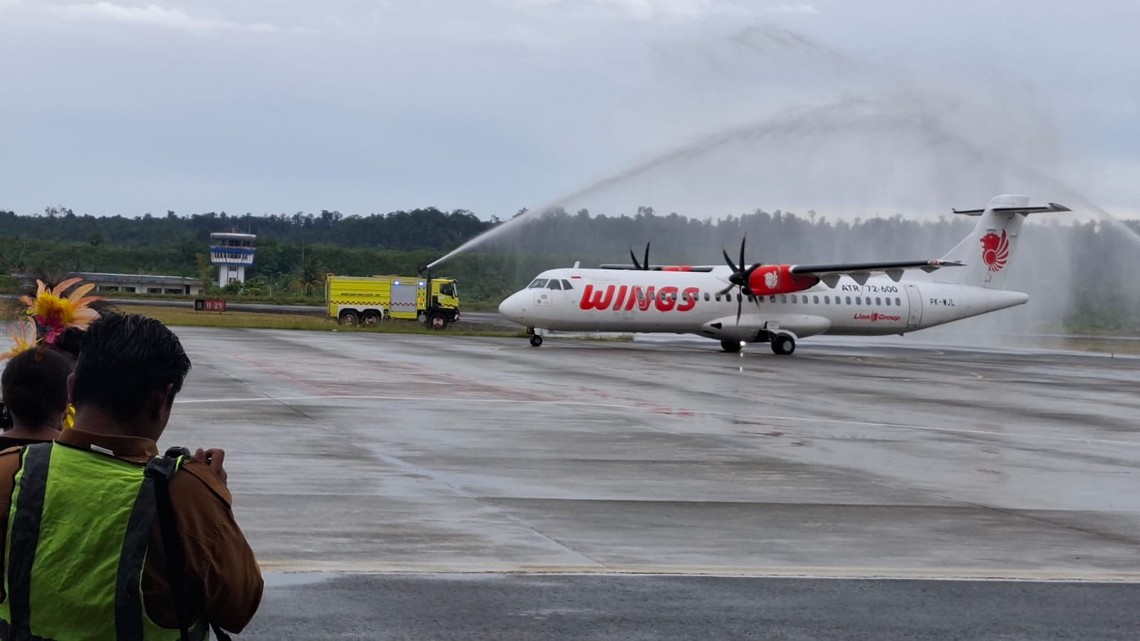 Pesawat Wings Air melakukan penerbangan perdana dengan rute baru Sorong (SOQ) - Biak (BIK) PP saat tiba di Bandara Frans Kaisiepo Biak, Senin, 9 Maret 2026. (Fiktor/Ceposonline.com).