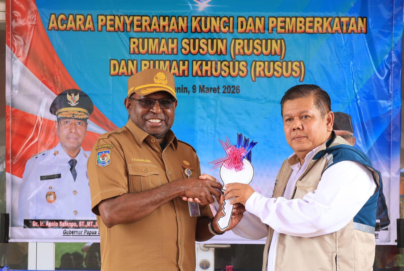 Sekretaris Daerah Papua Selatan Ferdinandus Kainakaimu saat menerima kunci Rusun dan Rusus dari Kementrian Pekerjaan Umum Republik Indonesia di Pusat Pemerintahan Papua Selatan.