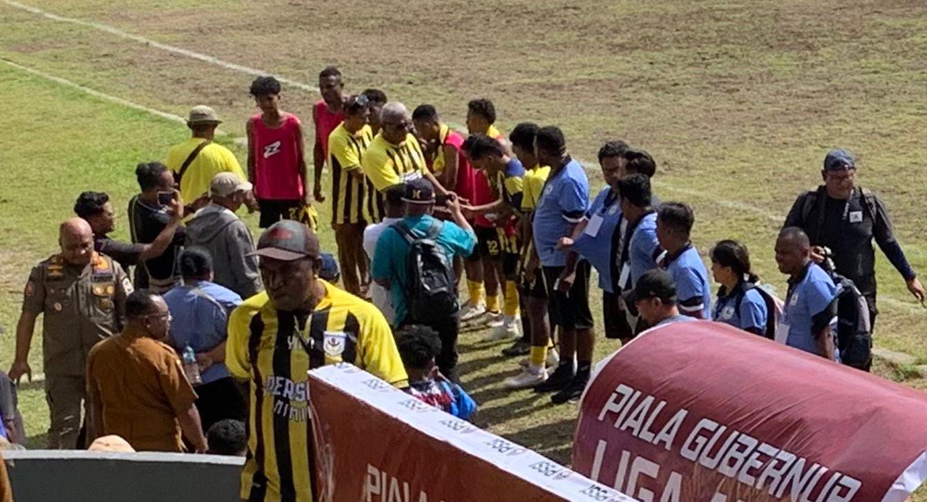 Para pemain Persemi (jersey kuning hitam) bersalaman dengan pemain dan official tim Persintan (jersey biru) di Stadion Wania Imipi, seusai pertandingan, Selasa (10/3/2026).