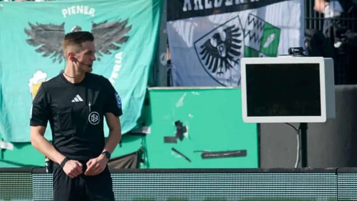 Wasit Felix Bickel tak bisa melihat tayangan ulang lewat VAR setelah oknum suporter mencabut kabel, meski penalti tetap diberikan kepada Hertha Berlin saat menghadapi Preussen Munster. (Dok. Munster).