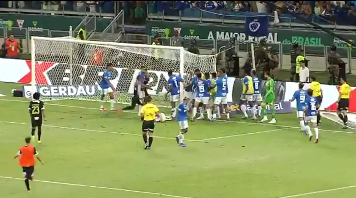 Bentrokan para pemain di laga Cruzeiro vs Atletico Mineiro. (INSTAGRAM)  