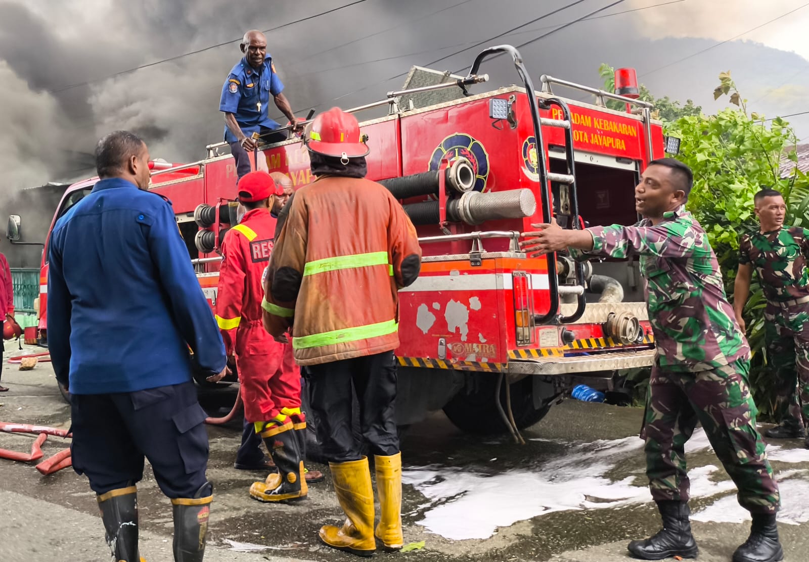 Salah satu prajurit TNI saat mengatur situasi di lokasi kebakaran di kawasan Kodam Lama, Jayapura, Selasa (10/3/2026).   Gamel/Cepos