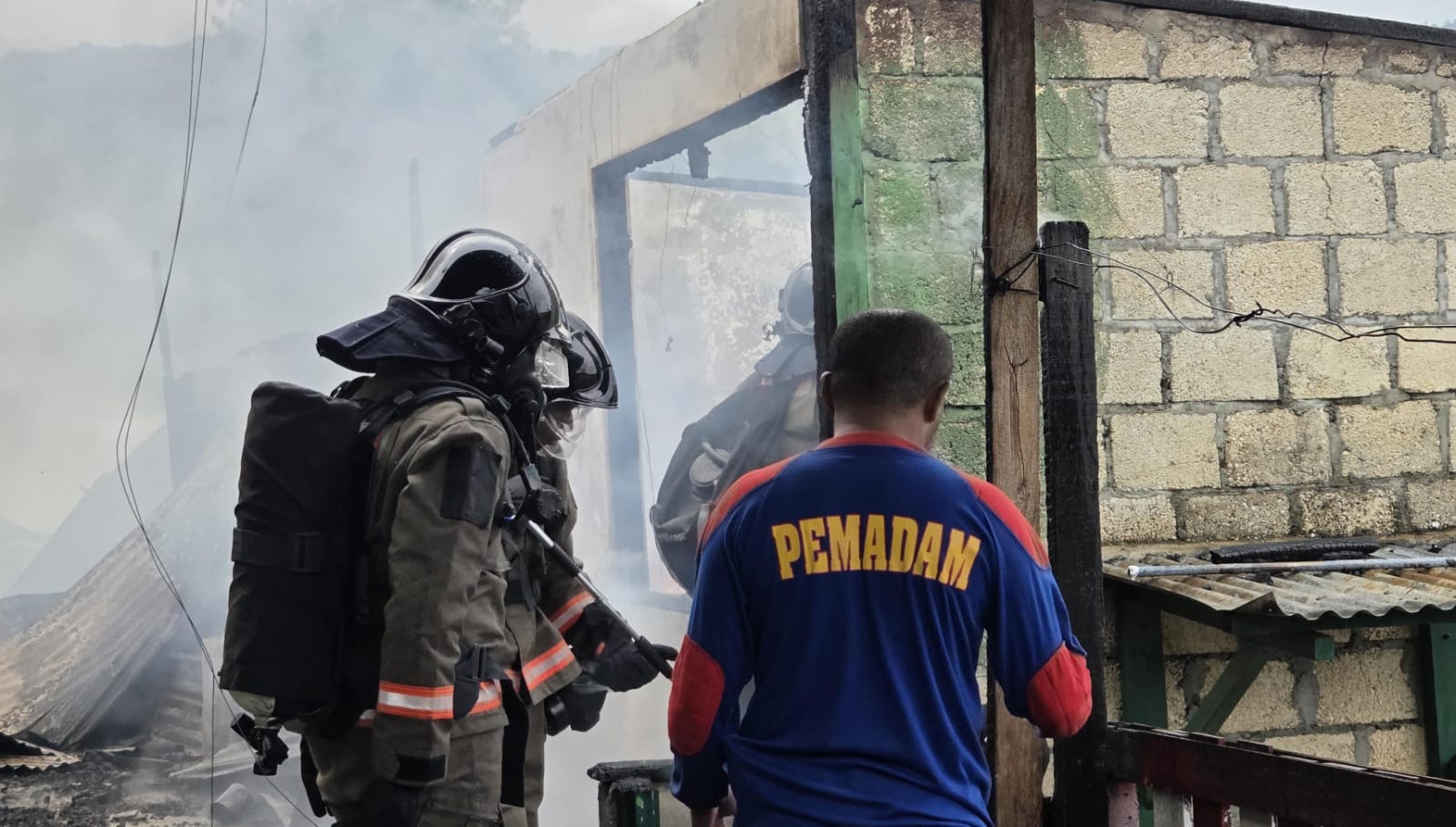 Proses pemadaman api yang dilakukan oleh pemadam kebakaran dan TNI-Polri. (Ceposonline.com/Elfira)