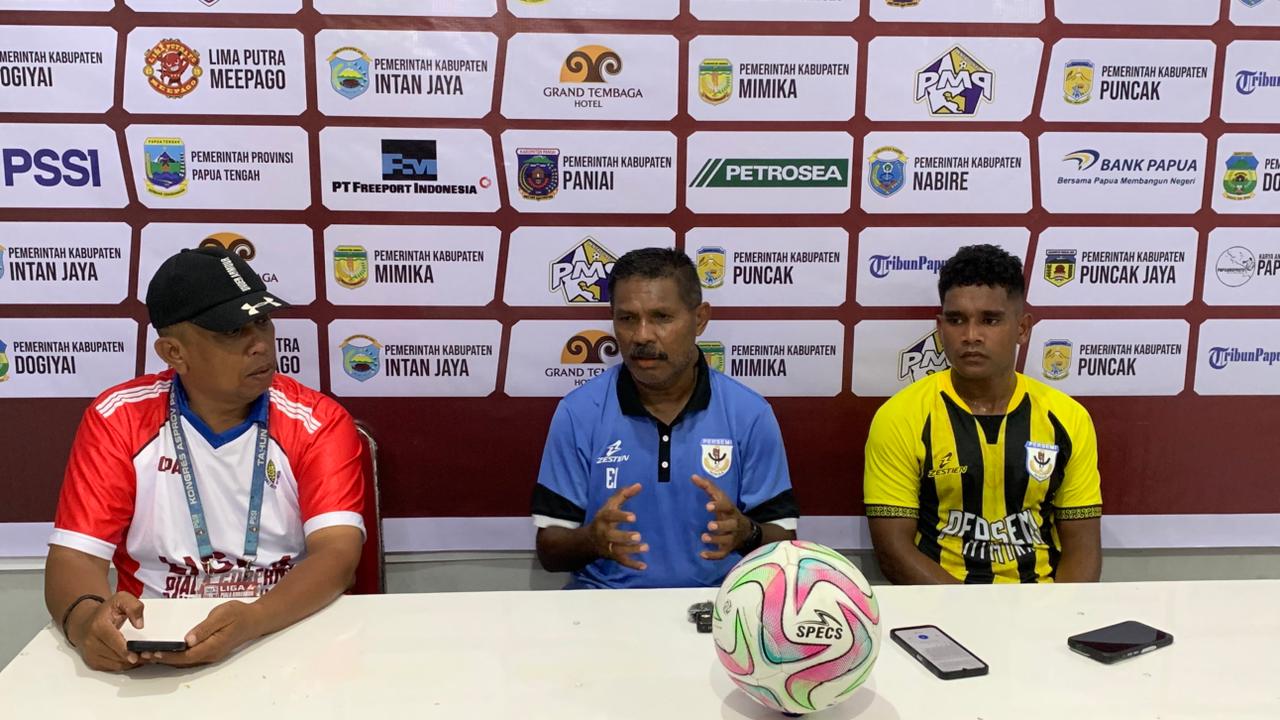 Pelatih Persemi Eduard Ivakdalam didampingi Kapten Charenz Daniel Bryan Huwae dalam konferensi pers usai pertandingan di Stadion Wania Imipi, Selasa (10/3/2026), (Foto: CEPOSONLINE.COM/MOH. WAHYU)