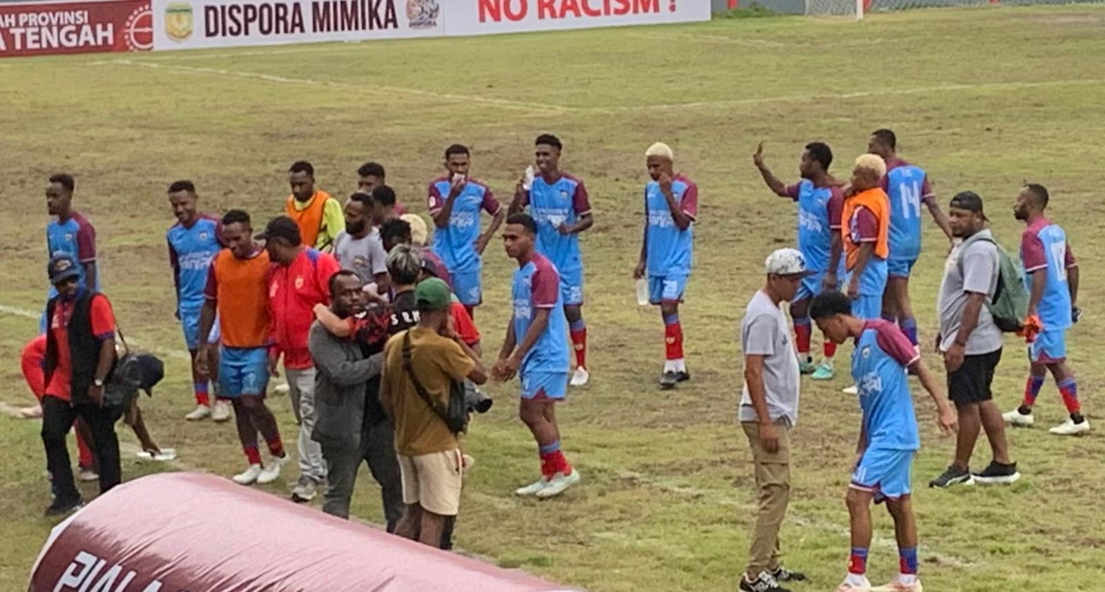  Suasana pertandingan Persipani Paniai (jersey biru muda) melawan Persidei Deiyai (jersey putih) di Stadion Wania Imipi, SP 1, Mimika, Papua Tengah, Selasa (10/3/2026).