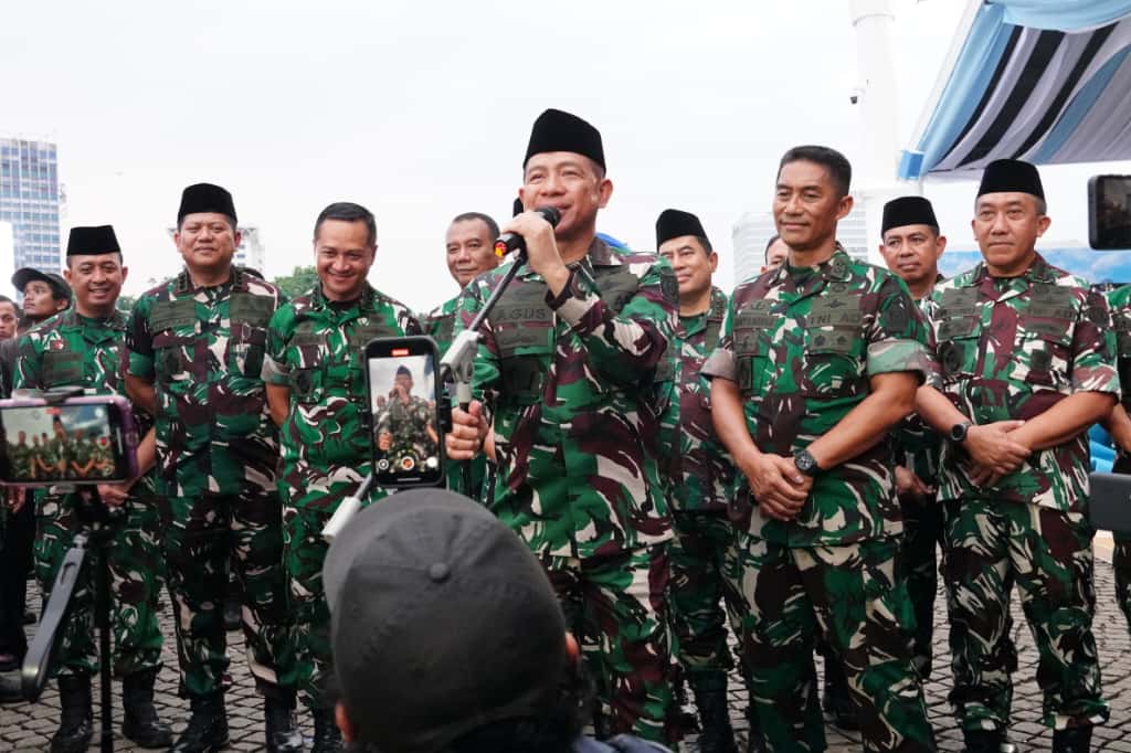 Panglima TNI Jenderal TNI Agus Subiyanto memberikan keterangan kepada awak media. (Puspen TNI)