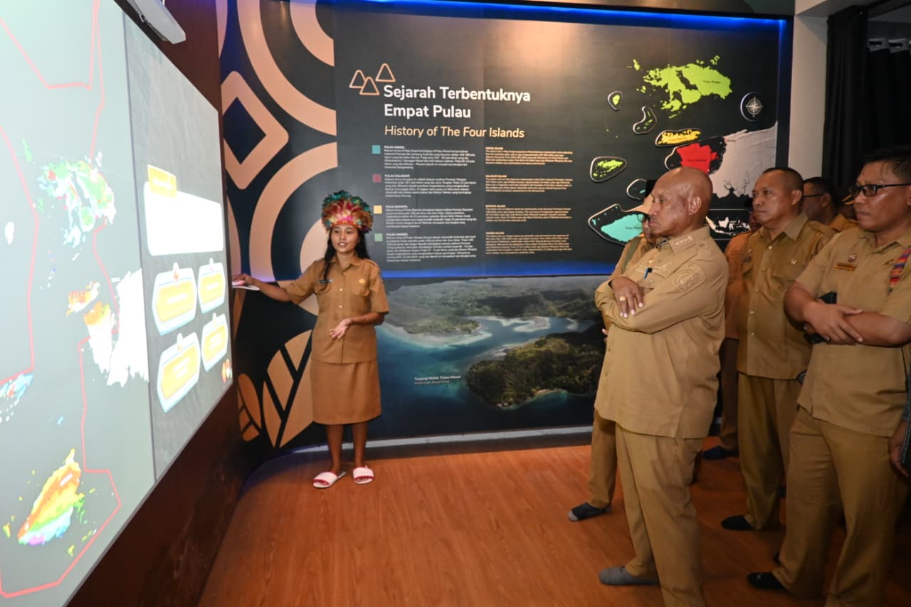 Bupati Biak Numfor Markus Octovianus Mansnembra, SH.,MM bersama rombongan ketika mengunjungi Pusat Informasi Geologi atau Museum Geopark Raja Ampat, Senin (09/03) malam. 