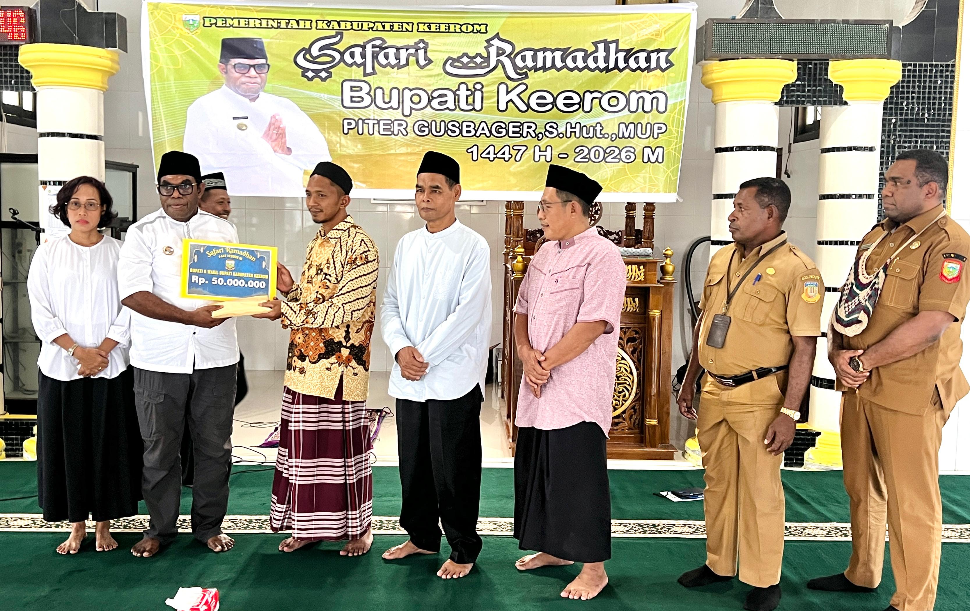 Bupati Keerom, Piter Gusbager saat menyerahkan bantuan safari Ramadhan di masjid masjid Darussalam Arso 8, Selasa (10/3/2026). (CEPOSONLINE.COM/ERIANTO)  