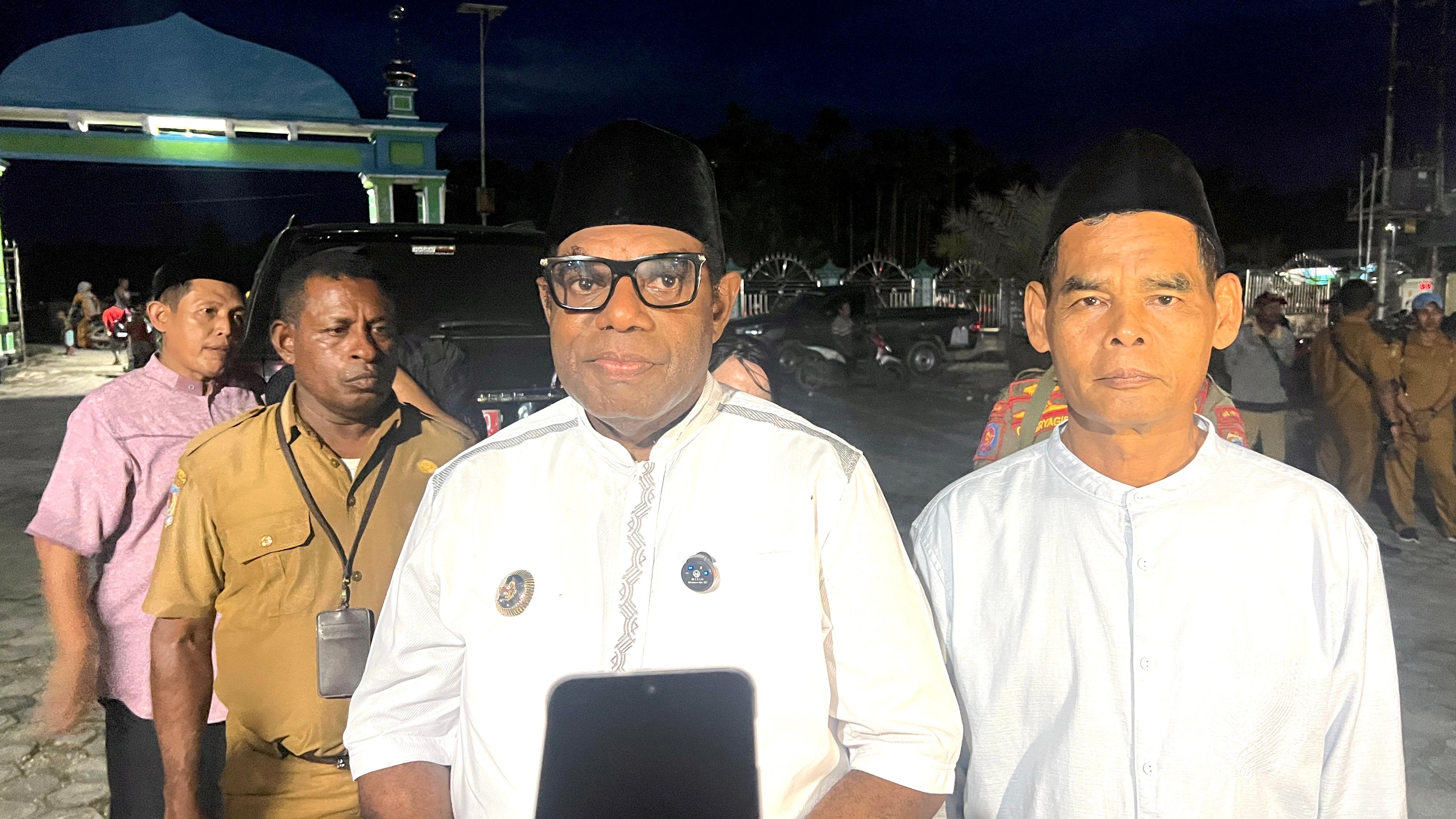 Bupati Keerom, Piter Gusbager didampingi Wakil Bupati, Daud, saat memberikan keterangan kepada Cenderawasih Pos, Selasa (10/3/2026). (CEPOSONLINE.COM/ERIANTO)