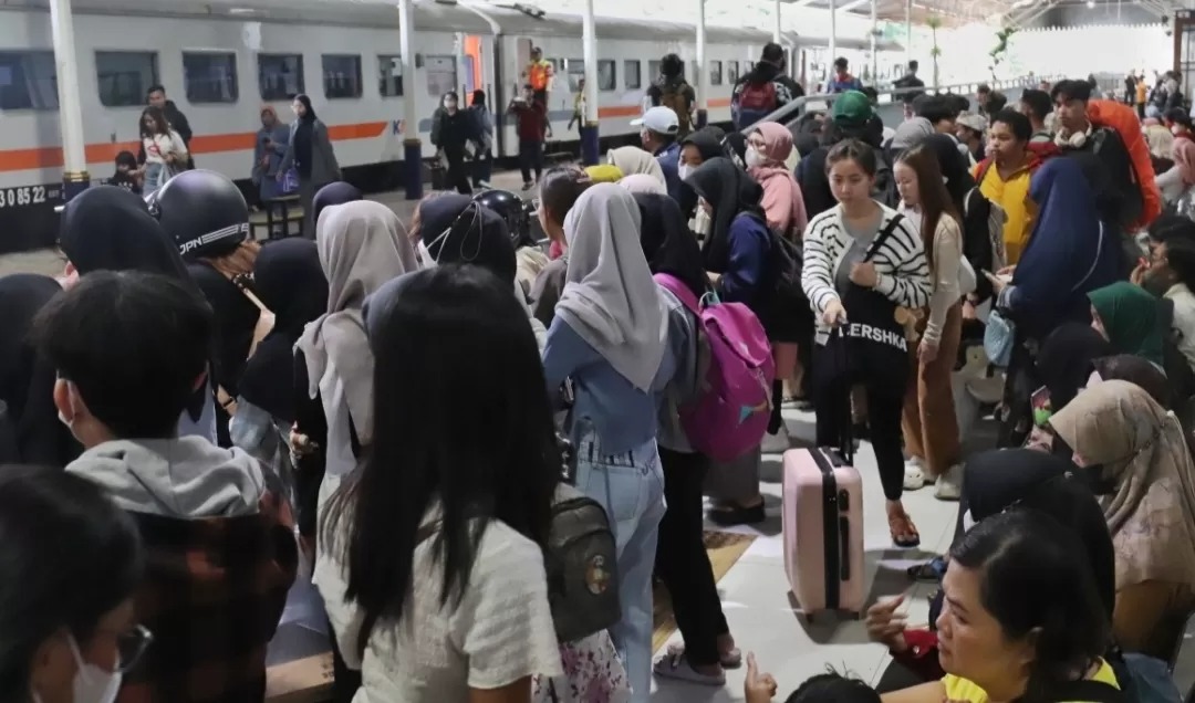 Penumpang kereta api di Stasiun Gubeng, Surabaya, Jawa Timur. (Rahmat Sudrajat)