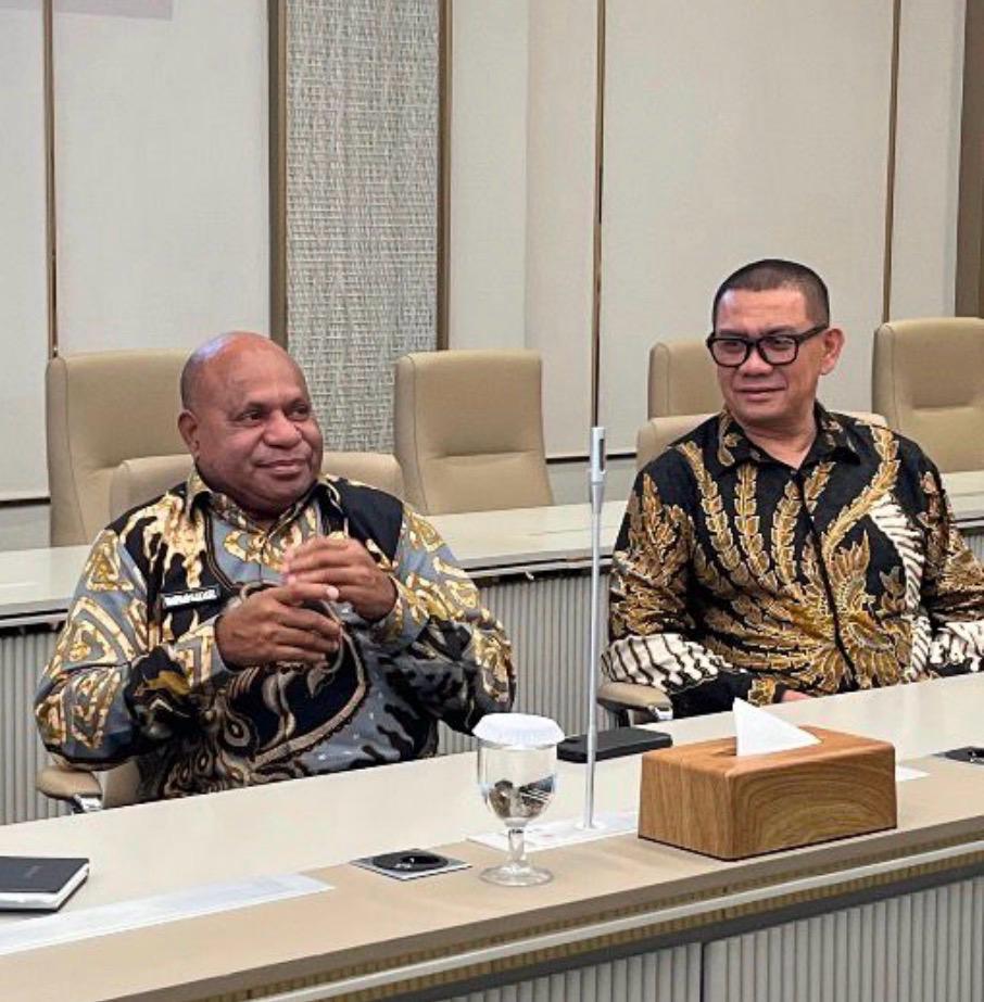 Gubernur Papua Matius D Fakhiri dan Kepala BPKD Papua M Rusdianto.(Ceposonline.com/Dokumen)