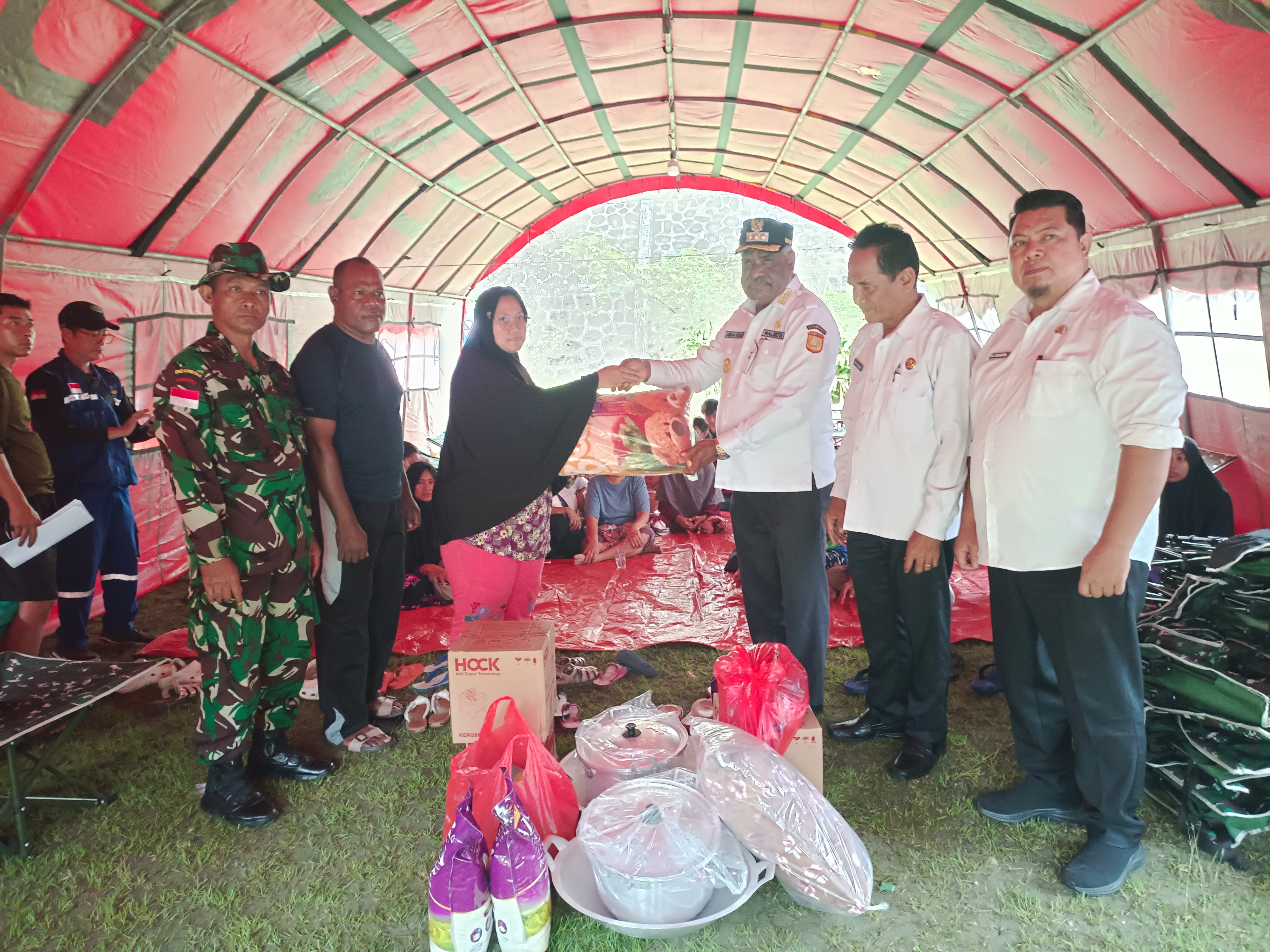 Wali Kota Jayapura, Abisai Rollo saat menyerahkan bantuan kepada korban kebakaran di Kodam Lama, Rabu (11/3/2026). (CEPOSONLINE.COM/HUMAS PEMKOT).  