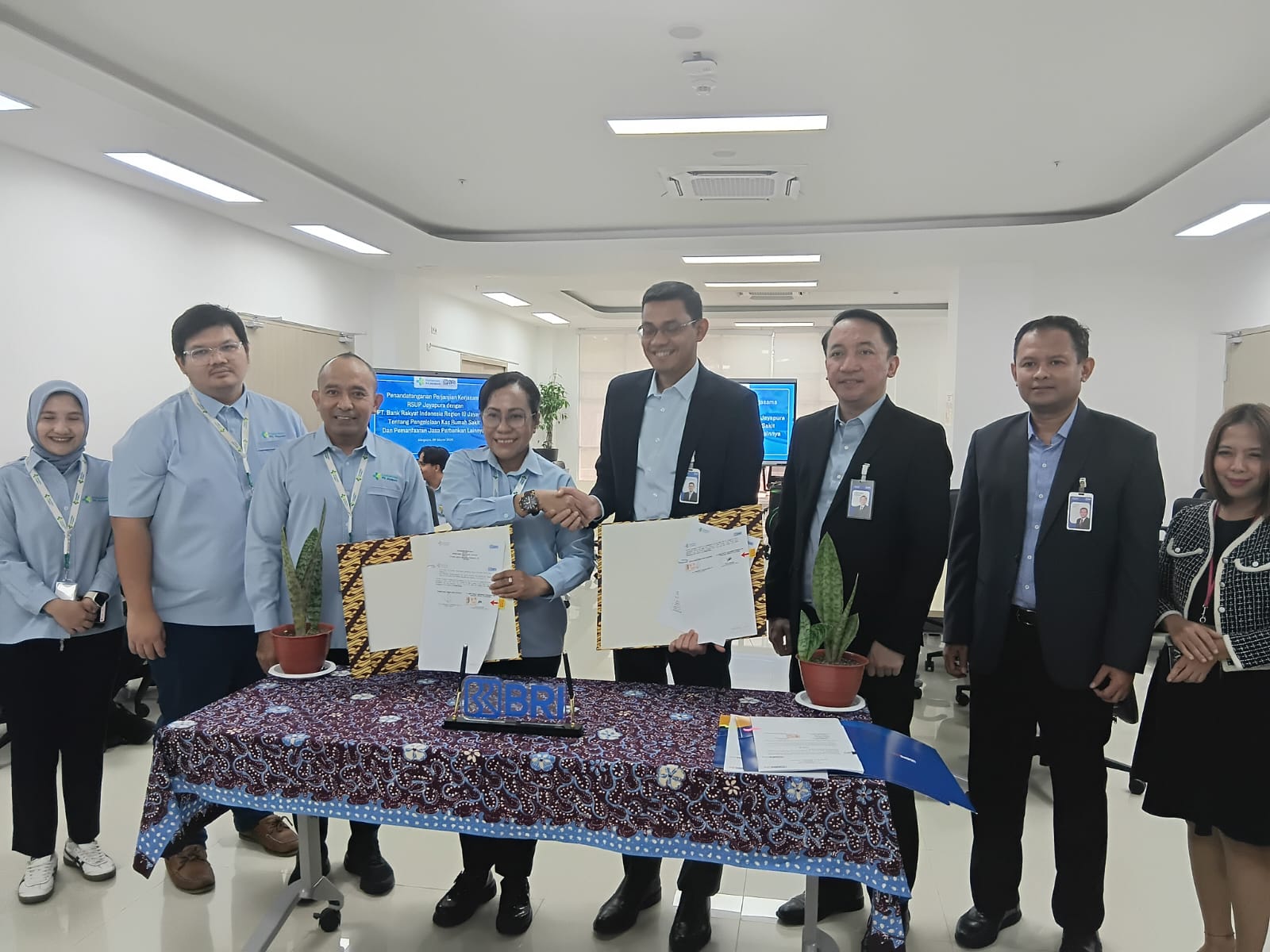 Regional CEO BRI Fahmi Rahendas dengan Direktur Utama RSUP Jayapura Dr. dr. Petronella M. Risamasu, M. Ked. Trop menunjukan berita acara penandatanganan Kerjasama.