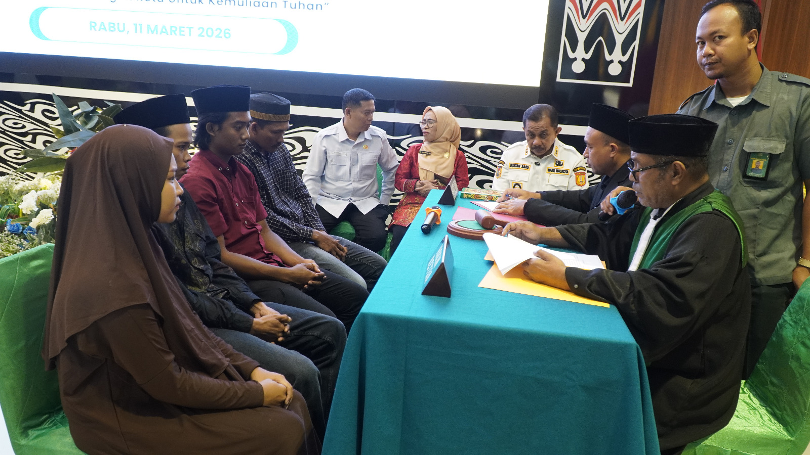 Wakil Wali Kota Jayapura, Rustan Saru ketika menyaksikan nikah masal dan Isbat gratis di Aula Kantor Wali Kota Jayapura, Rabu (11/3/2026). (CEPOSONLINE.COM/HUMAS PEMKOT).