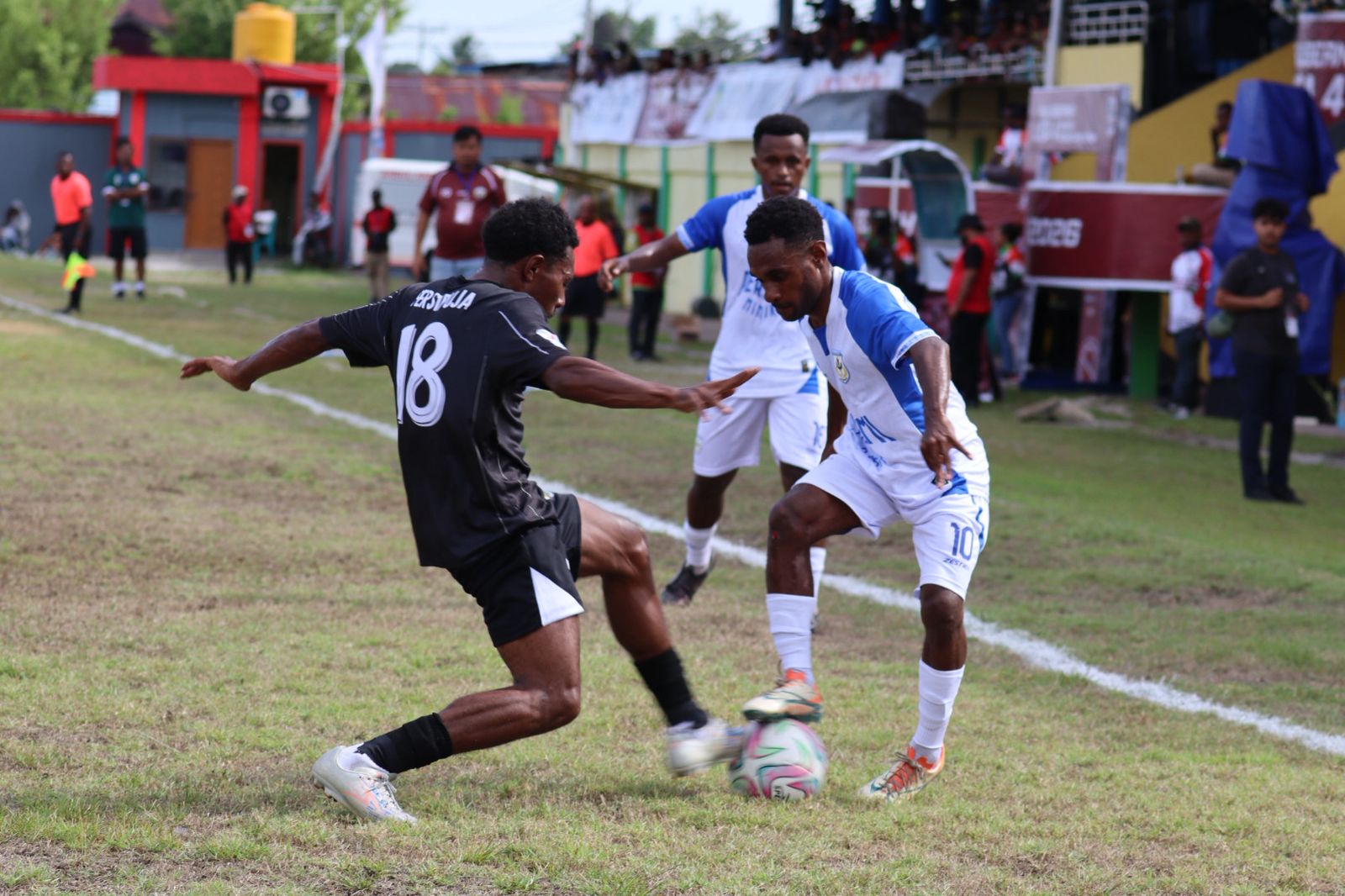 Pemain Persemi Mimika sedang menggiring bola melewati seorang pemain Persipuja Puncak Jaya pada laga keenam di pertandingan hari ketiga yang berlangsung di Stadion Wania Imipi, SP 1, Mimika.