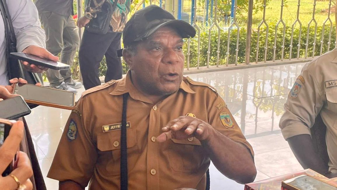 Kepala Dinas Lingkungan Hidup Kabupaten Mimika Jeffry Deda usai mengikuti rapat dengan Komisi IV dan Perwakilan Petugas Kebersihan di DPRK Mimika. (Foto: CEPOSONLINE.COM/MOH. WAHYU WELERUBU