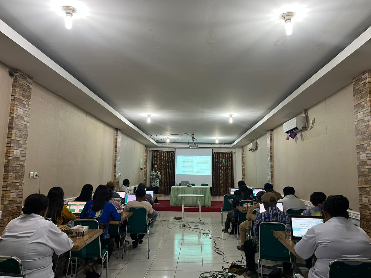 Suasana Bimtek Dapobud di Hotel Getz Nabire. (CEPOSONLINE.COM/THERESIA F. TEKEGE)