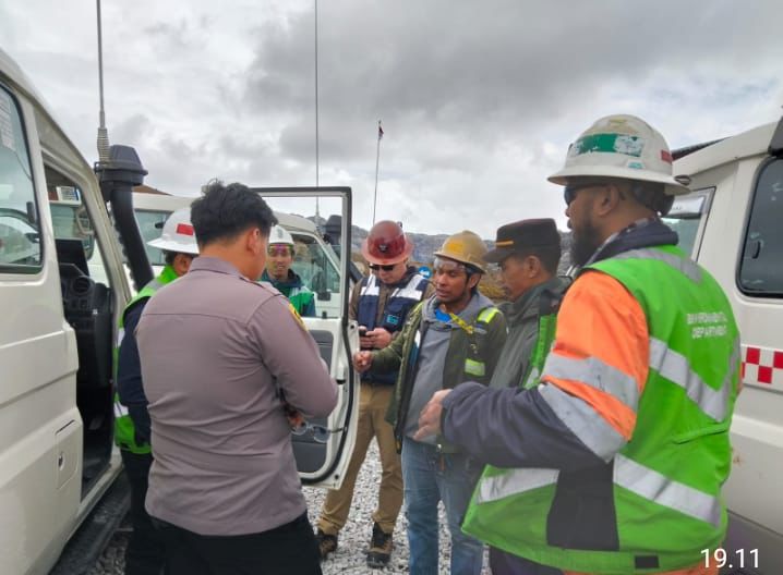 Suasana proses evakuasi korban penembakan di area tambang terbuka Grasberg. (Foto: Polsek Tembagapura). 