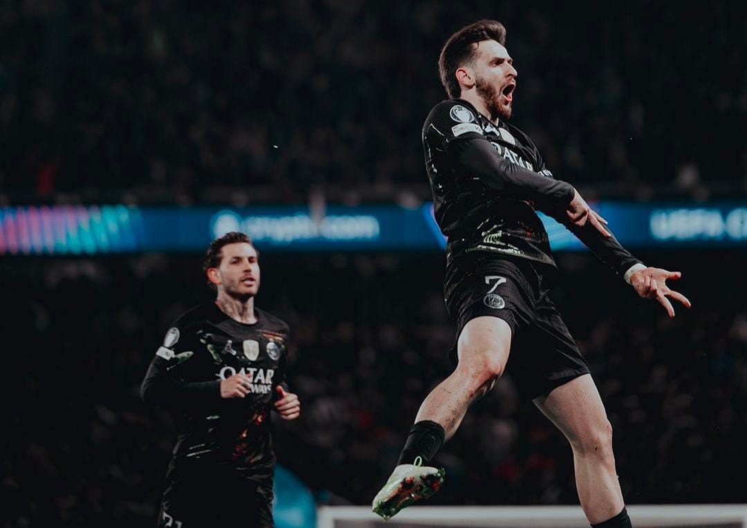 Dua gol Khvicha Kvaratskhelia di penghujung laga membuat PSG menang telak atas Chelsea. 