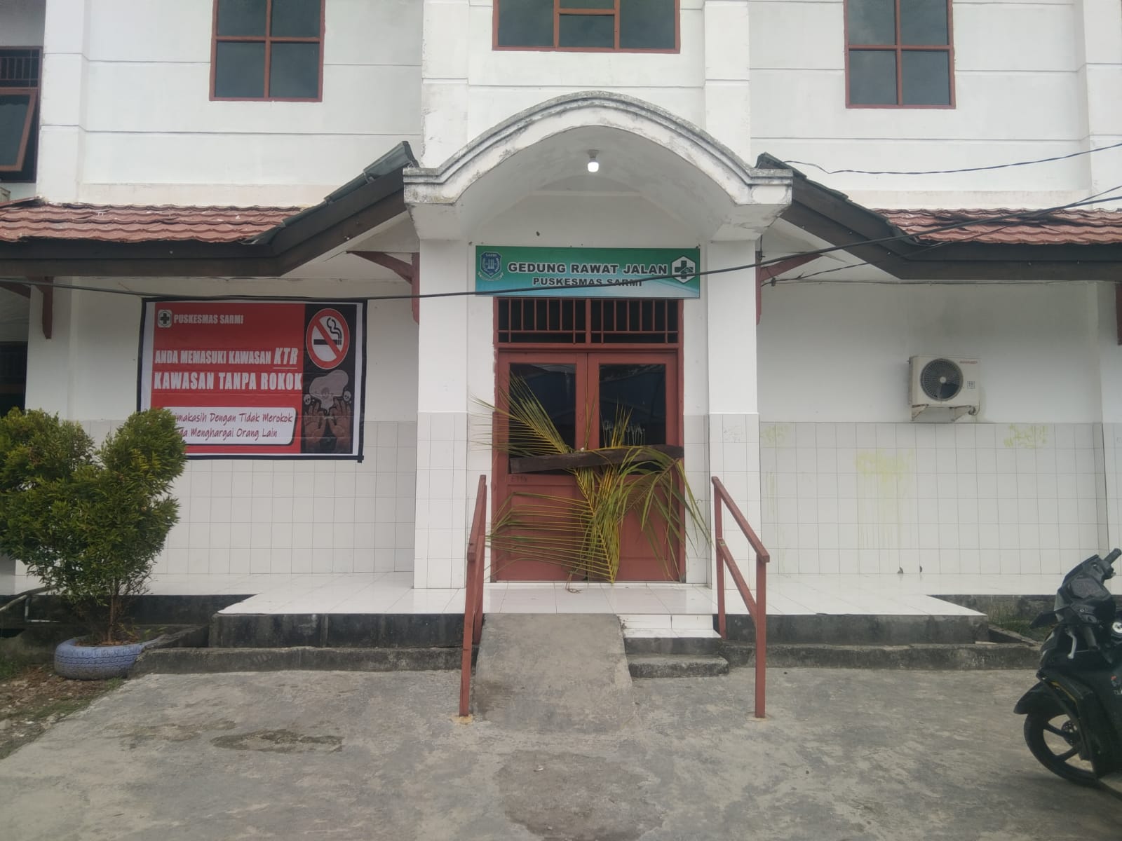 Puskesmas Sarmi Kota yang kini dipalang oleh keluarga pemilik hak ulayat yang menuntut penyelesaian persoalan lahan. Pemalangan ini membuat pelayanan kesehatan tak maksimal, Kamis,(12/3/2026) 