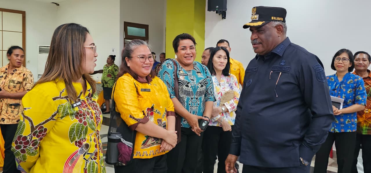 Wali Kota Jayapura, Abisai Rollo saat berdiskusi dengan pimpinan OPD usai pembukaan Musrenbang, Kamis (12/3/2026). (CEPOSONLINE.COM/HANS PALEN).