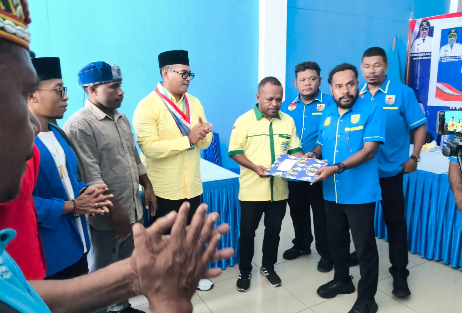 Ketua Tim Pemenangan, Simon P Bame saat menyerahkan berkas calon Ketua KNPI Kota, Novel Krey yang diterima Ketua Stering Committee, Yoan Wanbitma di sekretariat pendaftaran di Kotaraja.