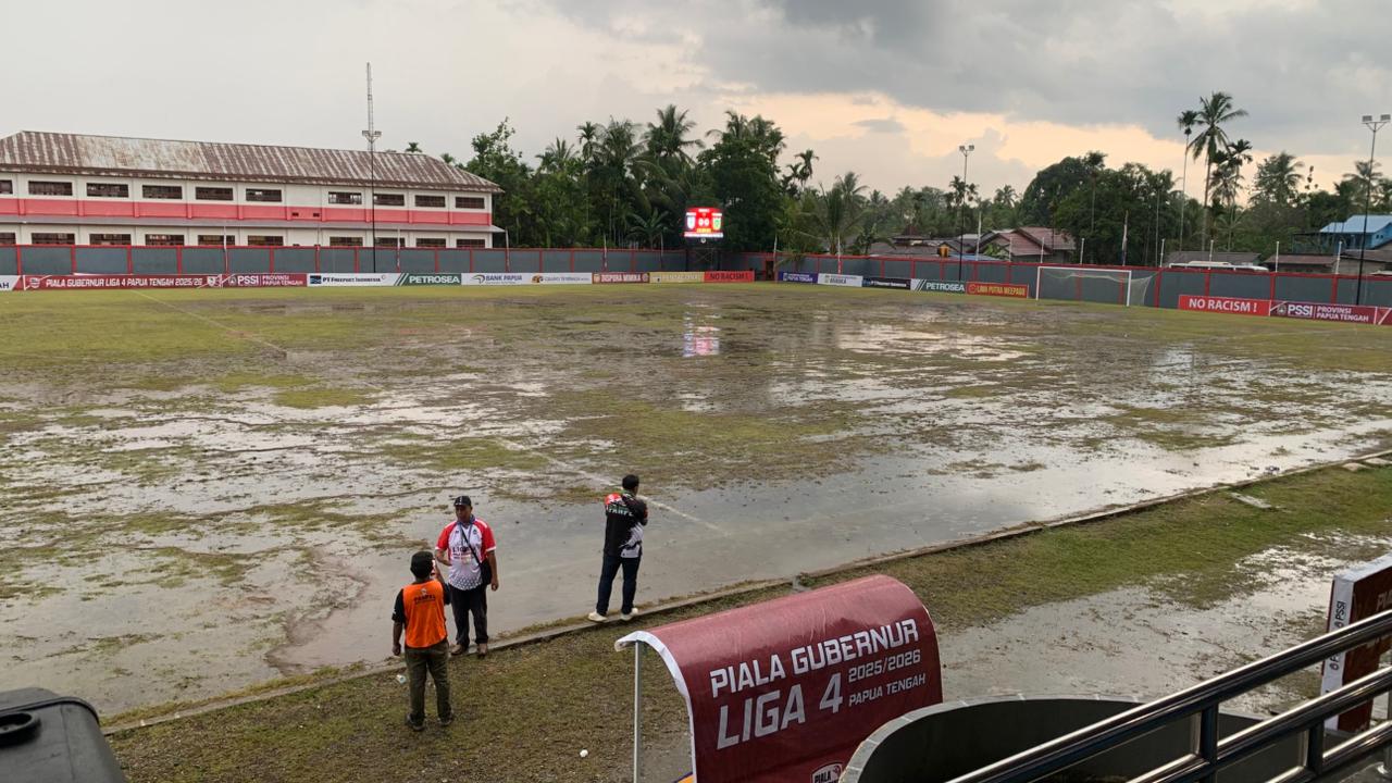 Kondisi lapangan yang tergenang air setelah diguyur hujan saat pertandingan antara Persemi Mimika melawan Persido Dogiyai, di Stadion Wania Imipi, SP 1, Mimika, Papua Tengah, Kamis (12/3/2026).