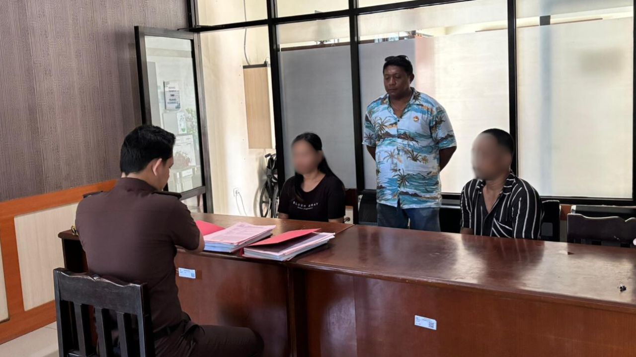 Proses penyerahan tersangka dan barang bukti ke Kejaksaan Negeri Mimika, Rabu (11/3/2026).(CEPOSONLINE.COM/Dokumen).