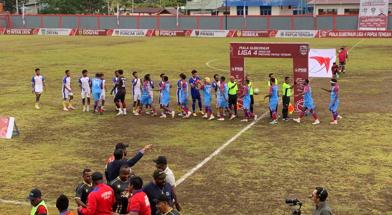 Para pemain yang bersalaman di lapangan usai pertandingan terakhir penyisihan Grup B di Stadion Wania Imipi, SP 1, Mimika, Papua Tengah, Kamis (12/3/2026).(CEPOSONLINE.COM/MOH. WAHYU WELERUBUN).