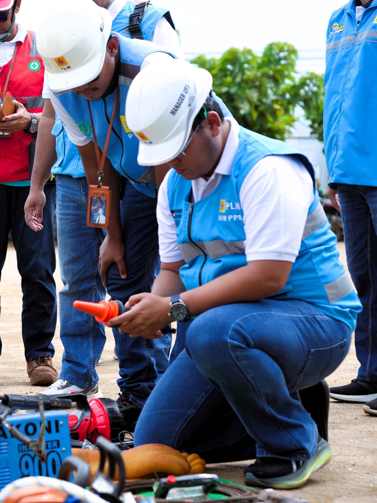 Manager PT PLN (Persero) UP3 Merauke, Heri Sutikno, saat melakukan pemeriksaan pendukung sarana prasana yang digunakan selama siaga untuk mengamankan pasokan listrik selama Idulfitri.