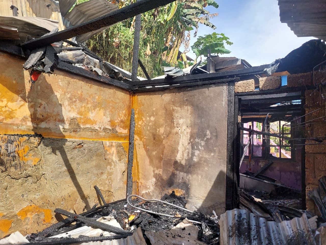 Tiga unit rumah di Kompleks RSUD II Ludes terbakar, Kamis (12/3/2026) (CEPOSONLINE.COM/KAREL)