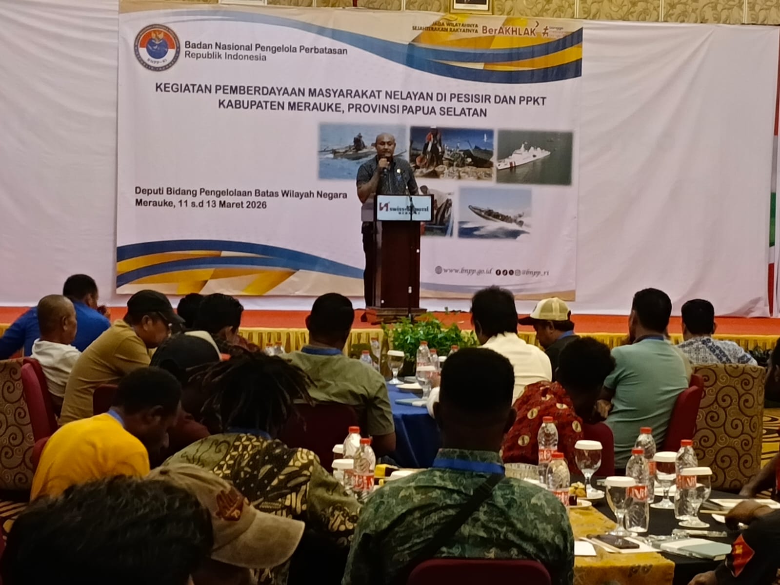 Arahan Kepala Badan Pengelolaan Perbatasan Daerah Kabupaten Merauke, Rekianus Samkakai pada kegiatan pemberdayaan masyarakat nelayan pesisir di Kabupaten Merauke, Kamis (12/3/2026).