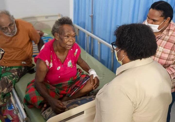 Wamendagri Dr. Ribka Haluk, S. Sos., M.M. berdialog dengan masyarakat yang menjalani perawatan di RSUD Yowari, Jumat (13/03/2026). (Humas_CEPOSONLINE.COM)  